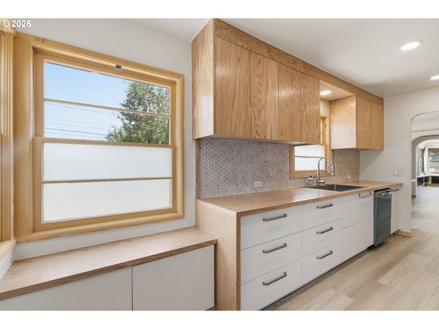 3132 Ne ROSA PARKS Way, Portland, OR 97211