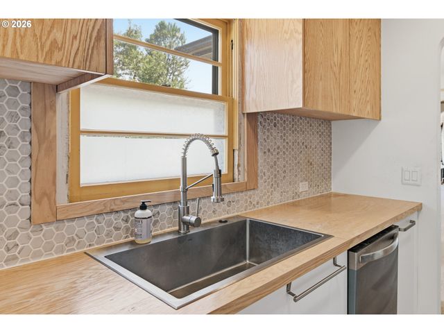 3132 Ne ROSA PARKS Way, Portland, OR 97211