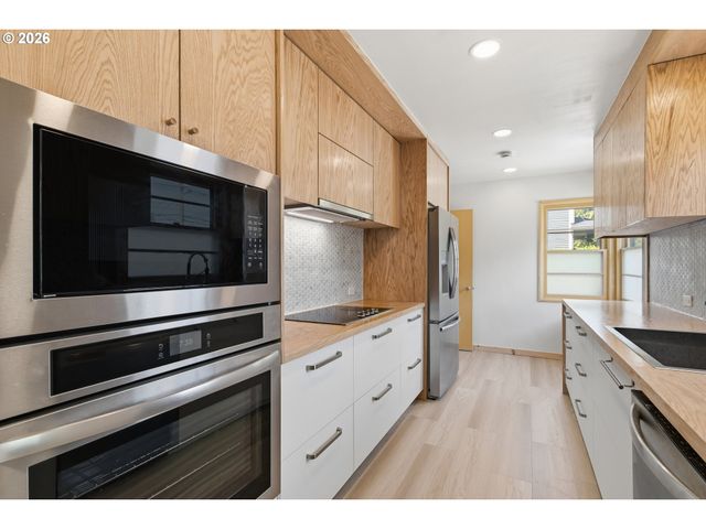 3132 Ne ROSA PARKS Way, Portland, OR 97211