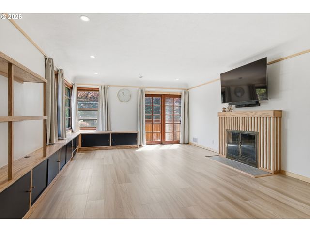 3132 Ne ROSA PARKS Way, Portland, OR 97211