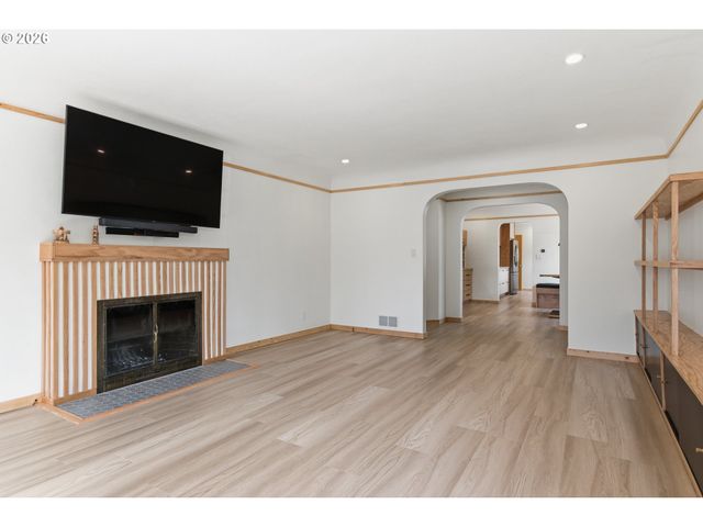 3132 Ne ROSA PARKS Way, Portland, OR 97211