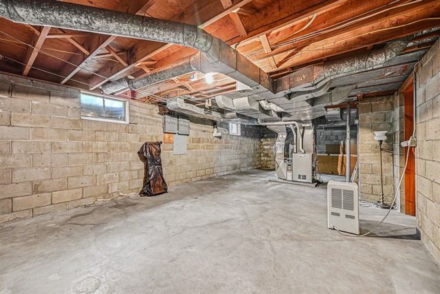 2556 Angling Road, Kalamazoo, MI 49008