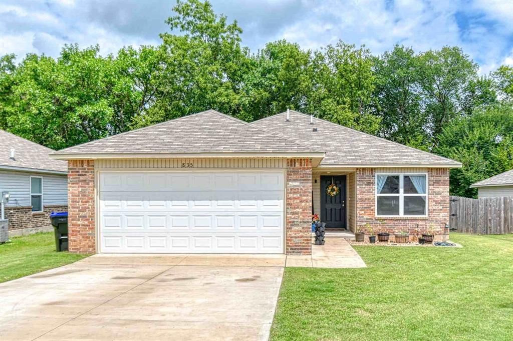 835 Twin Lakes Drive, Noble, OK 73068