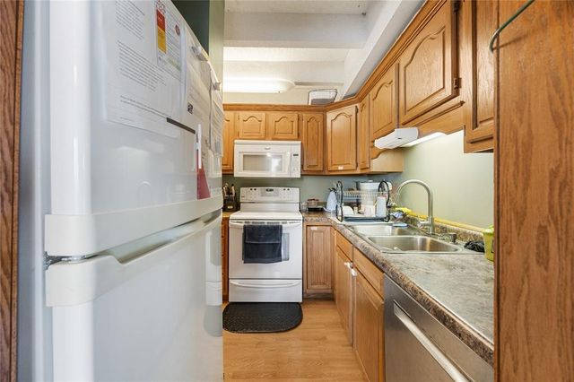 51 29th Ave Dr SW 22, Cedar Rapids, IA 52404