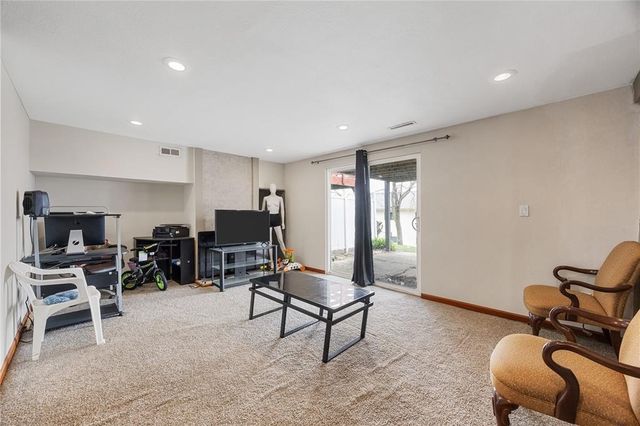 51 29th Ave Dr SW 22, Cedar Rapids, IA 52404