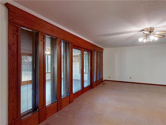 802 S Timberbrook Drive, Nevada, MO 64772