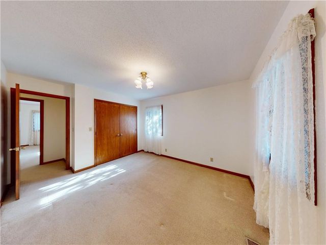 802 S Timberbrook Drive, Nevada, MO 64772