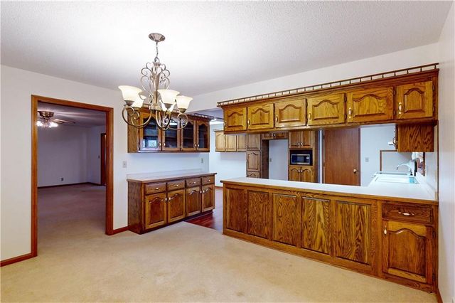 802 S Timberbrook Drive, Nevada, MO 64772