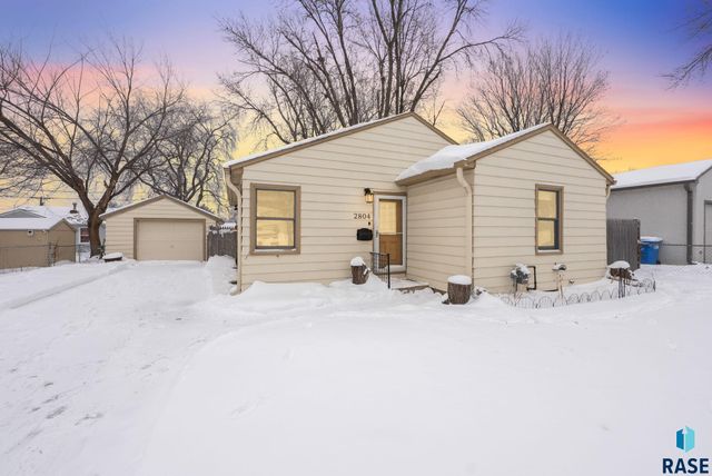2804 E 19th St Street, Sioux Falls, SD 57103
