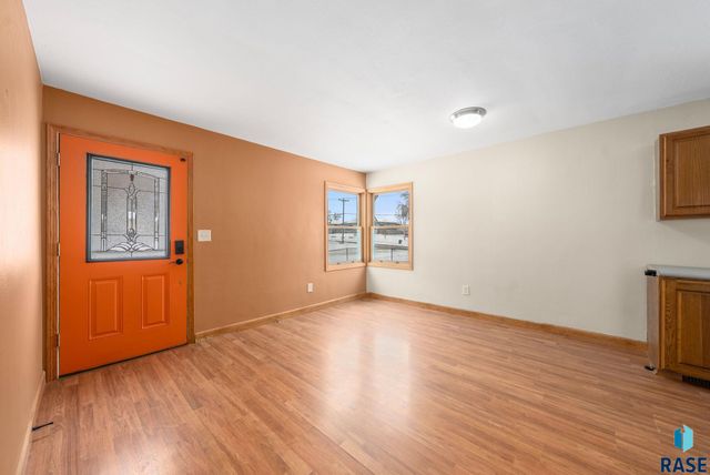 2804 E 19th St Street, Sioux Falls, SD 57103