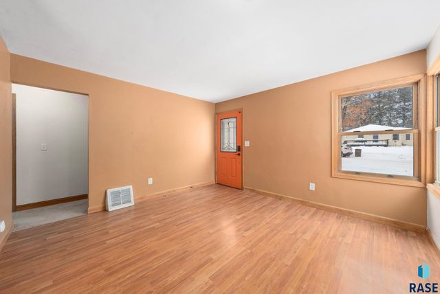 2804 E 19th St Street, Sioux Falls, SD 57103