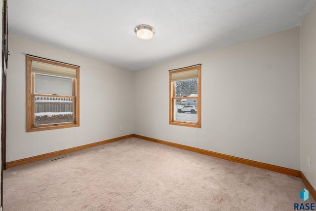 2804 E 19th St Street, Sioux Falls, SD 57103