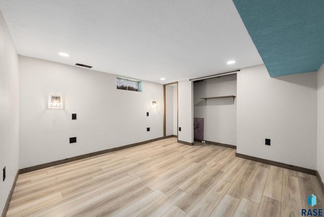 2804 E 19th St Street, Sioux Falls, SD 57103