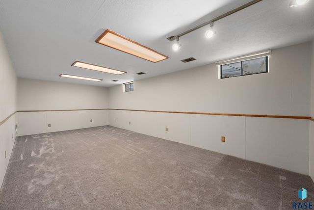 2804 E 19th St Street, Sioux Falls, SD 57103