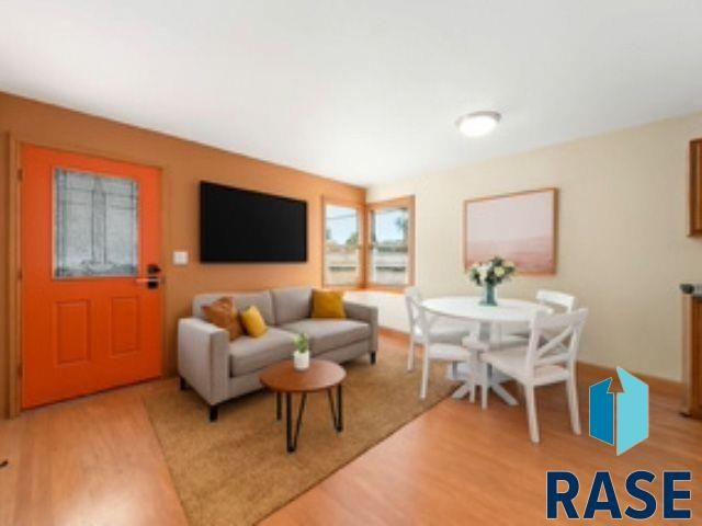 2804 E 19th St Street, Sioux Falls, SD 57103