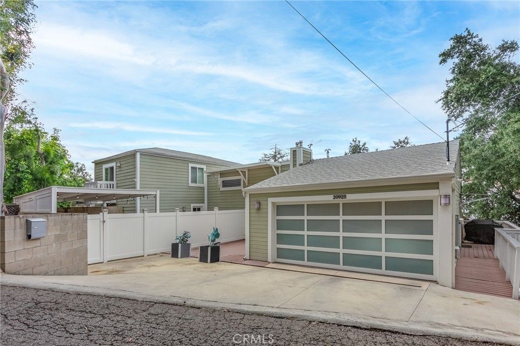 Image 1 of property listing at 20925 Almazan Road, Woodland Hills, CA 91364