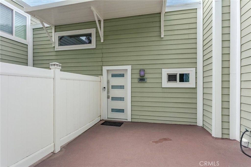 Image 2 of property listing at 20925 Almazan Road, Woodland Hills, CA 91364