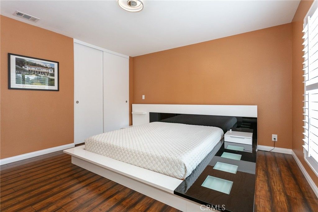 Image 25 of property listing at 20925 Almazan Road, Woodland Hills, CA 91364