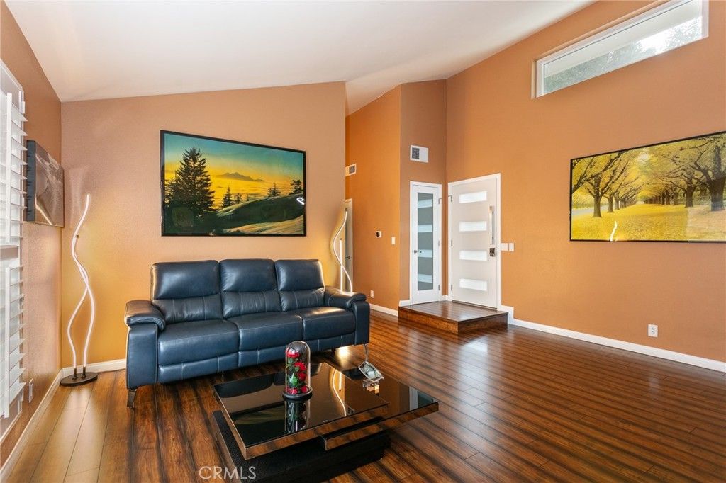 Image 3 of property listing at 20925 Almazan Road, Woodland Hills, CA 91364