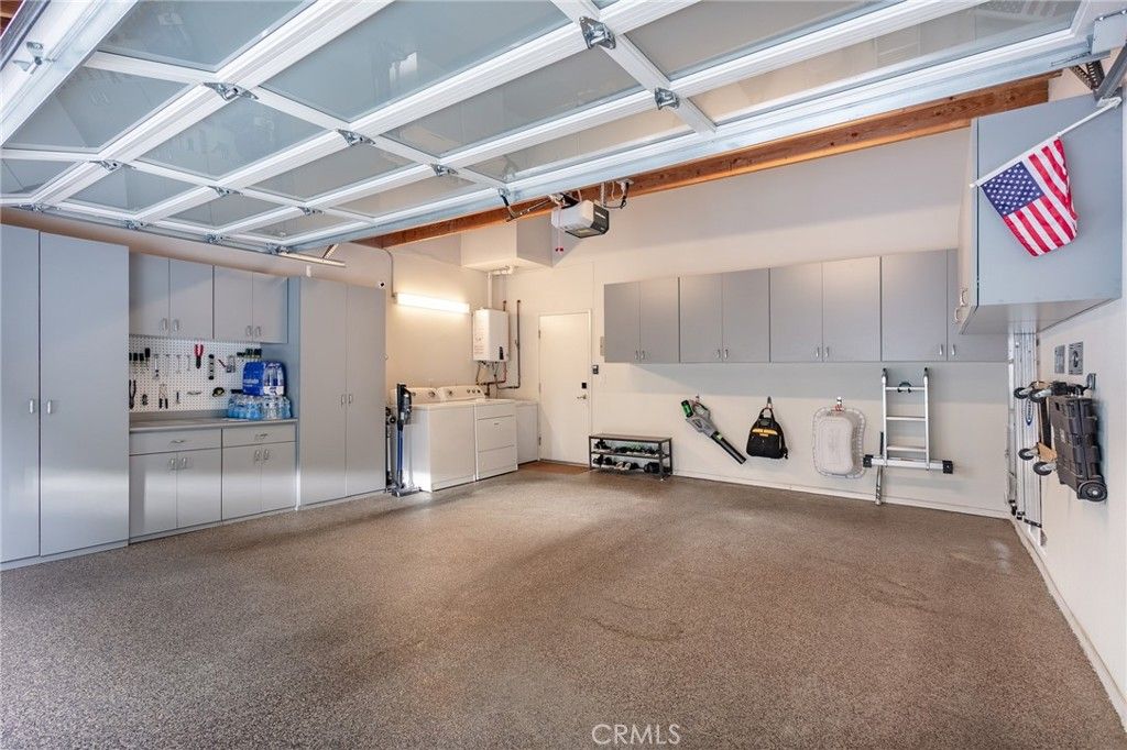 Image 32 of property listing at 20925 Almazan Road, Woodland Hills, CA 91364