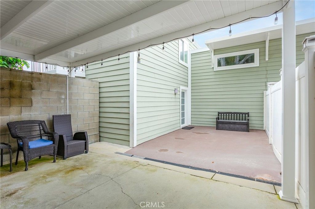 Image 34 of property listing at 20925 Almazan Road, Woodland Hills, CA 91364