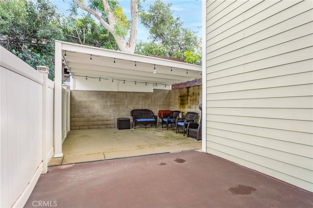 Image 35 of property listing at 20925 Almazan Road, Woodland Hills, CA 91364