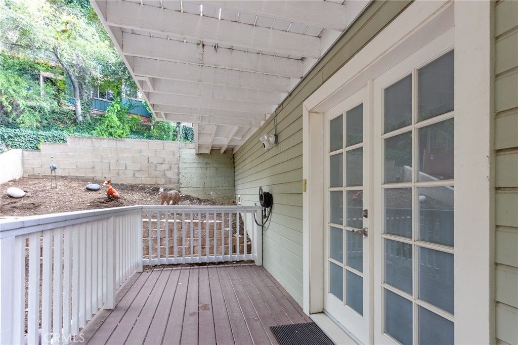 Image 36 of property listing at 20925 Almazan Road, Woodland Hills, CA 91364