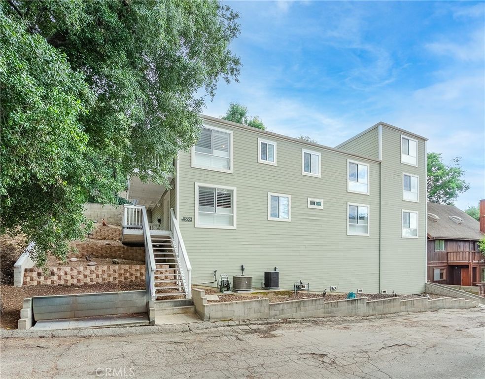 Image 38 of property listing at 20925 Almazan Road, Woodland Hills, CA 91364