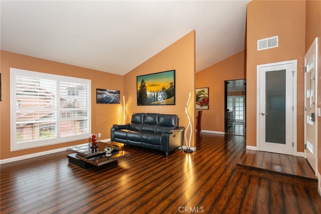 Image 4 of property listing at 20925 Almazan Road, Woodland Hills, CA 91364