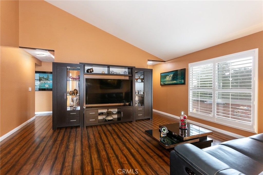 Image 5 of property listing at 20925 Almazan Road, Woodland Hills, CA 91364