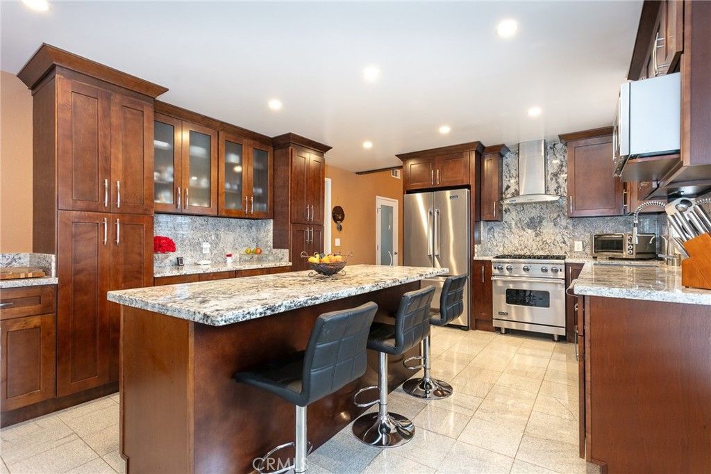 Image 8 of property listing at 20925 Almazan Road, Woodland Hills, CA 91364