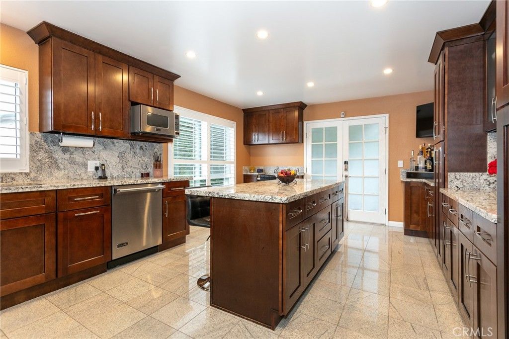 Image 9 of property listing at 20925 Almazan Road, Woodland Hills, CA 91364