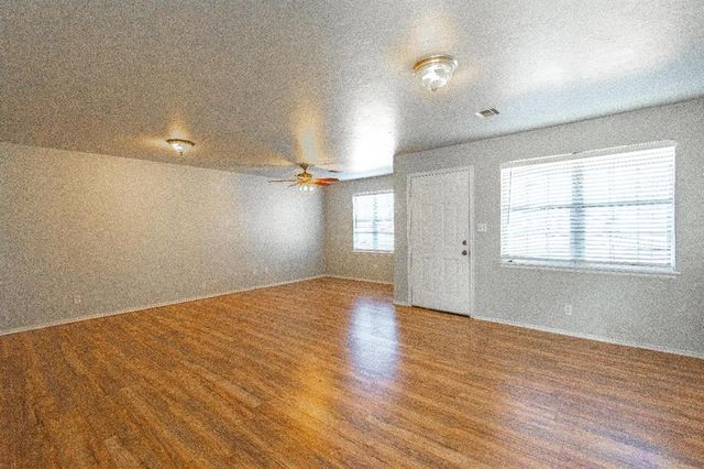 733 N Norman Avenue, Moore, OK 73160