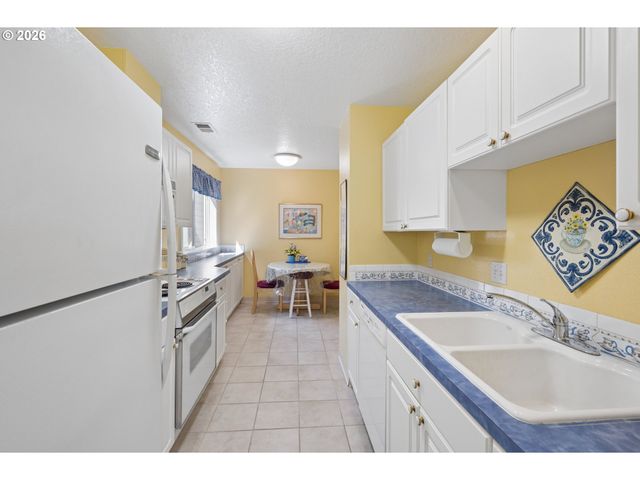 7557 N EDGEWATER Ave, Portland, OR 97203