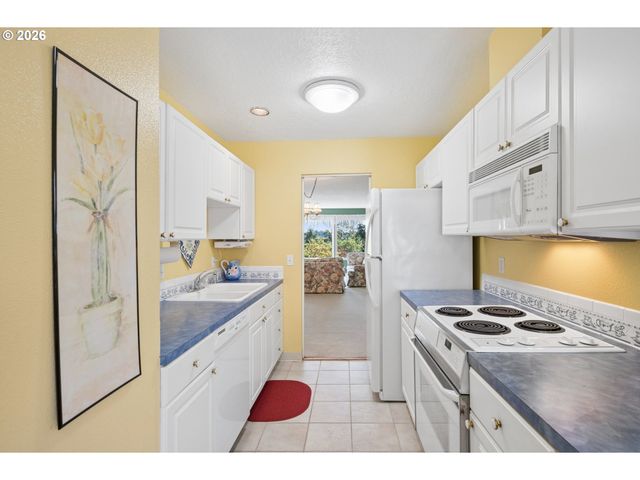 7557 N EDGEWATER Ave, Portland, OR 97203