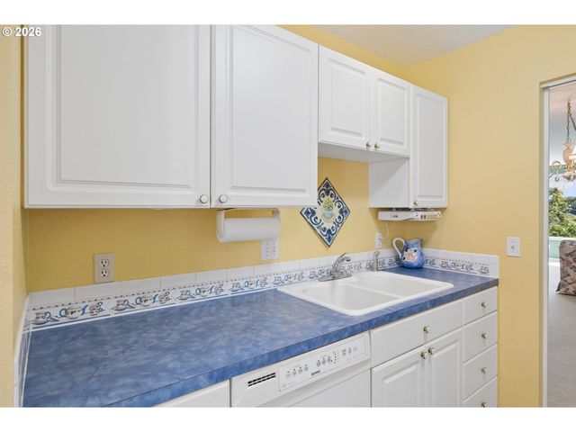 7557 N EDGEWATER Ave, Portland, OR 97203