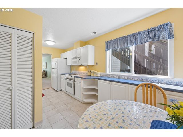 7557 N EDGEWATER Ave, Portland, OR 97203