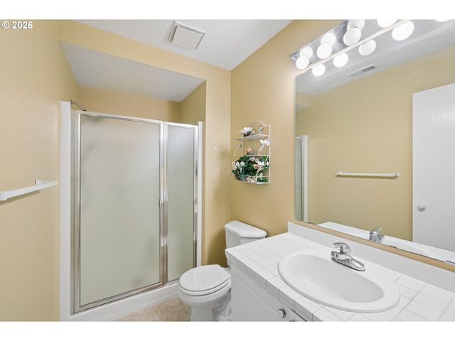 7557 N EDGEWATER Ave, Portland, OR 97203