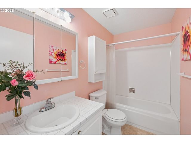 7557 N EDGEWATER Ave, Portland, OR 97203