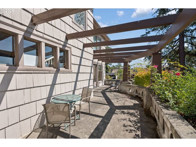 7557 N EDGEWATER Ave, Portland, OR 97203