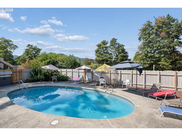 7557 N EDGEWATER Ave, Portland, OR 97203