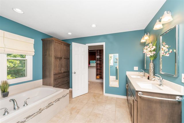 7873 Shepherds Glen Court, Kalamazoo, MI 49009