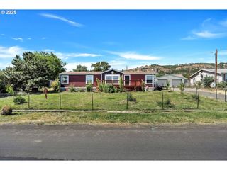 2226 W 8TH St, The Dalles, OR 97058