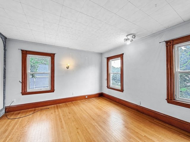 33 High St, Stoneham, MA 02180