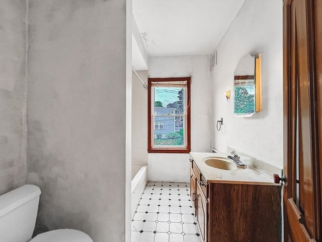33 High St, Stoneham, MA 02180
