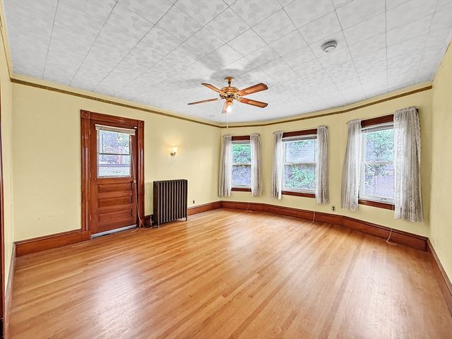 33 High St, Stoneham, MA 02180