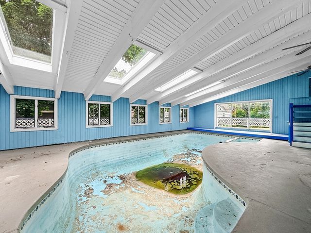 33 High St, Stoneham, MA 02180
