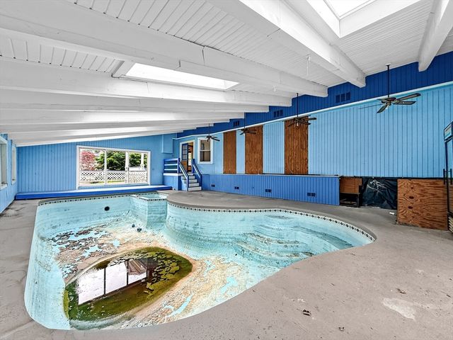 33 High St, Stoneham, MA 02180