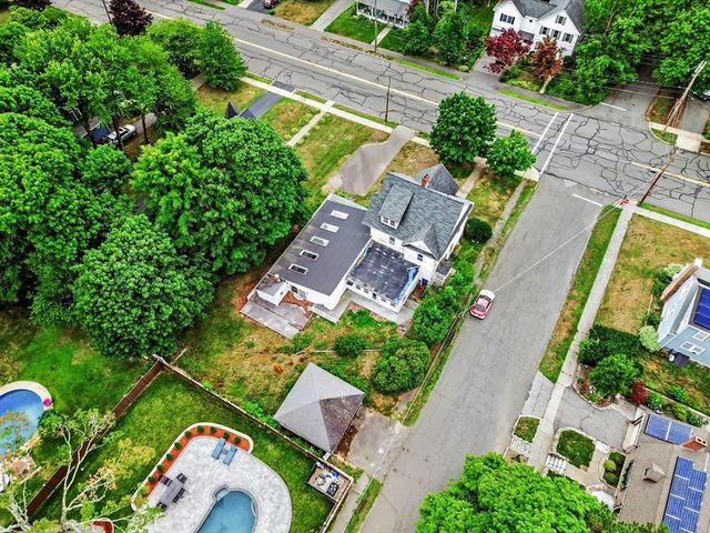 33 High St, Stoneham, MA 02180