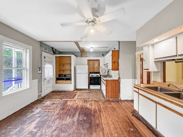 33 High St, Stoneham, MA 02180